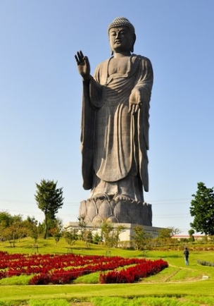 Mặt chính diện giá tượng Phật bằng đá 