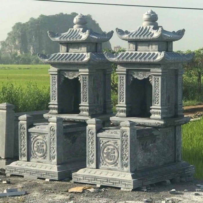 Hoa văn Tùng- Cúc- Trúc- Mai trên ngôi mộ đá xanh hai mái 