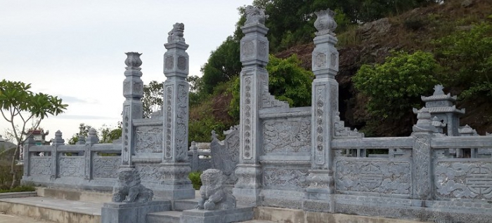 Mẫu cột đá đồng trụ tại khu vực lăng mộ đá gia đình 